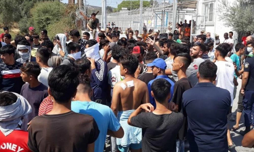 Οι Εκκλησίες κλειστές & η φωνή του ιμάμη στο ΚΥΤ της Μόριας στη διαπασών!